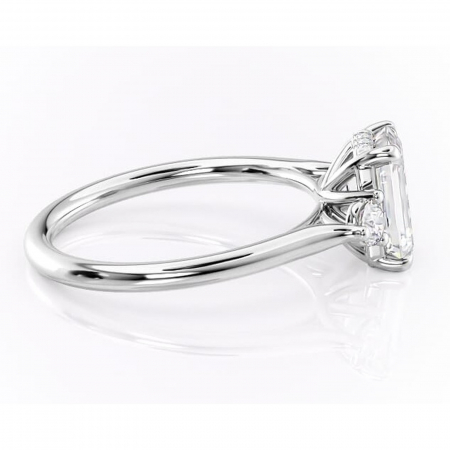 Inel de logodnă Delphine din aur Alb 14kt cu moissanite tăietură smarald – Montură cu trei pietre rafinată pentru profil mediu | Personalizează și configurează gratuit online [1]