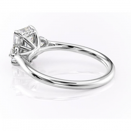 Inel de logodnă Delphine din aur Alb 14kt cu moissanite tăietură smarald – Montură cu trei pietre rafinată pentru profil mediu | Personalizează și configurează gratuit online [4]