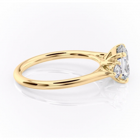 Inel de logodnă Delphine din aur Galben 14kt cu moissanite tăietură asscher – Montură cu trei pietre rafinată pentru profil mediu | Personalizează și configurează gratuit online [1]