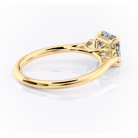 Inel de logodnă Delphine din aur Galben 14kt cu moissanite tăietură asscher – Montură cu trei pietre rafinată pentru profil mediu | Personalizează și configurează gratuit online [2]