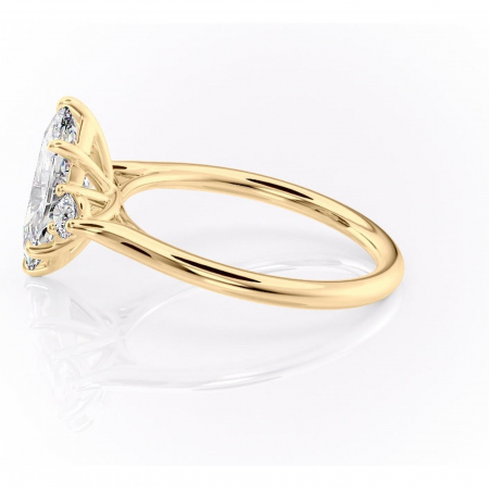 Inel de logodnă Delphine din aur Galben 18kt cu moissanite tăietură marquise – Montură cu trei pietre rafinată pentru profil mediu | Personalizează și configurează gratuit online [5]
