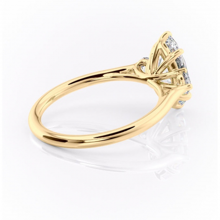 Inel de logodnă Delphine din aur Galben 18kt cu moissanite tăietură marquise – Montură cu trei pietre rafinată pentru profil mediu | Personalizează și configurează gratuit online [2]