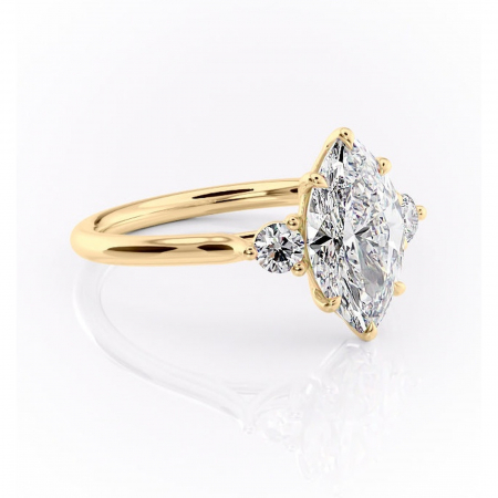 Marquise - Inel de logodnă Delphine din aur Galben 18kt cu moissanite tăietură marquise – Montură cu trei pietre rafinată pentru profil mediu | Personalizează și configurează gratuit online