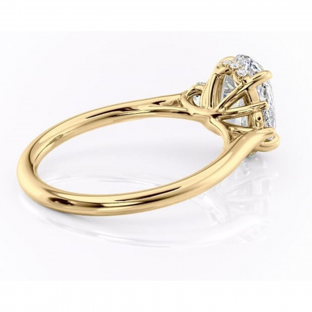 Inel de logodnă Delphine din aur Galben 14kt cu moissanite tăietură ovală – Montură cu trei pietre rafinată pentru profil mediu | Personalizează și configurează gratuit online [2]