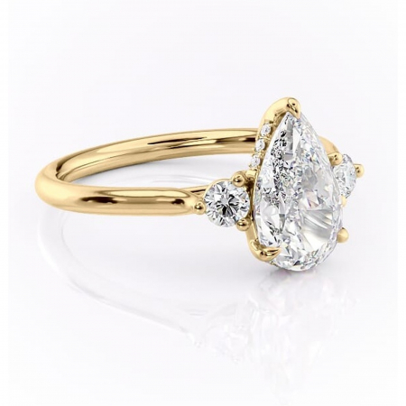 Aur galben - Inel de logodnă Delphine din aur Galben 18kt cu moissanite tăietură pară – Montură cu trei pietre rafinată pentru profil mediu | Personalizează și configurează gratuit online