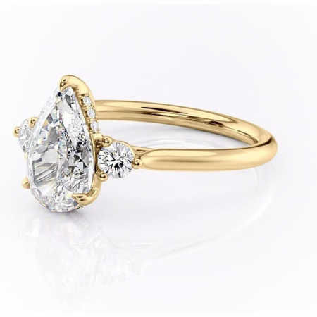 Inel de logodnă Delphine din aur Galben 14kt cu moissanite tăietură pară – Montură cu trei pietre rafinată pentru profil mediu | Personalizează și configurează gratuit online [6]