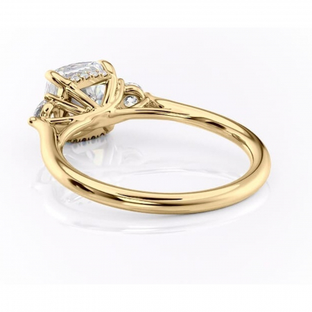 Inel de logodnă Delphine din aur Galben 14kt cu moissanite tăietură pernă – Montură cu trei pietre rafinată pentru profil mediu | Personalizează și configurează gratuit online [3]
