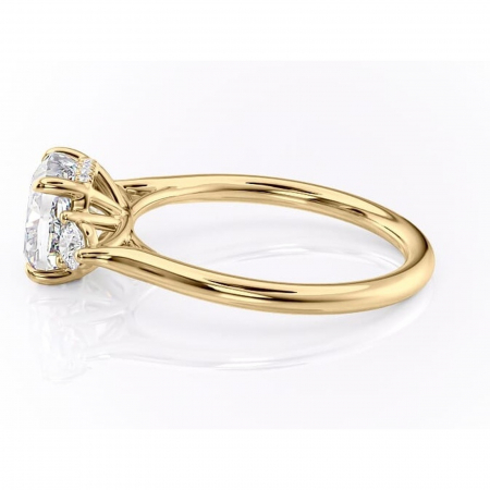 Inel de logodnă Delphine din aur Galben 14kt cu moissanite tăietură pernă – Montură cu trei pietre rafinată pentru profil mediu | Personalizează și configurează gratuit online [5]