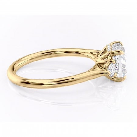 Inel de logodnă Delphine din aur Galben 14kt cu moissanite tăietură pernă – Montură cu trei pietre rafinată pentru profil mediu | Personalizează și configurează gratuit online [1]