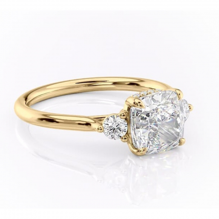 Aur galben - Inel de logodnă Delphine din aur Galben 18kt cu moissanite tăietură pernă – Montură cu trei pietre rafinată pentru profil mediu | Personalizează și configurează gratuit online