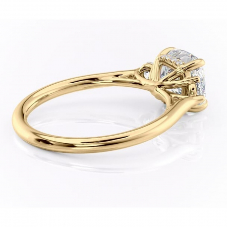Inel de logodnă Delphine din aur Galben 14kt cu moissanite tăietură pernă – Montură cu trei pietre rafinată pentru profil mediu | Personalizează și configurează gratuit online [2]