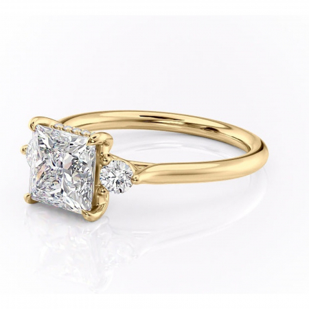 Inel de logodnă Delphine din aur Galben 14kt cu moissanite tăietură princess – Montură cu trei pietre rafinată pentru profil mediu | Personalizează și configurează gratuit online [6]