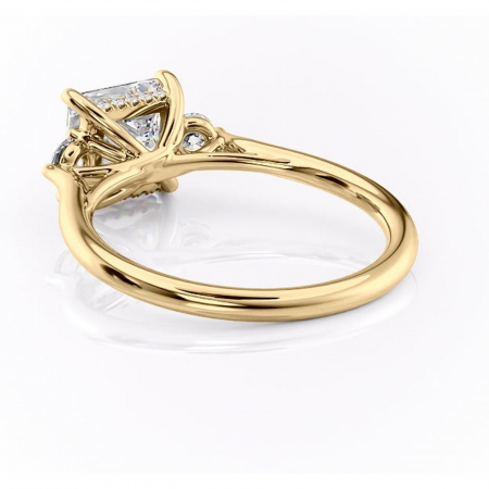 Inel de logodnă Delphine din aur Galben 14kt cu moissanite tăietură princess – Montură cu trei pietre rafinată pentru profil mediu | Personalizează și configurează gratuit online [3]