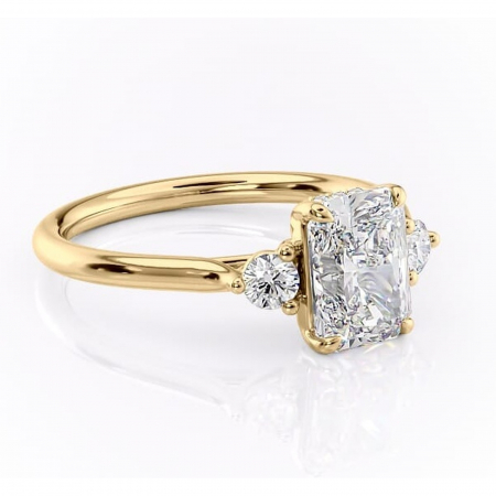 Aur galben - Inel de logodnă Delphine din aur Galben 18kt cu moissanite tăietură radiantă – Montură cu trei pietre rafinată pentru profil mediu | Personalizează și configurează gratuit online