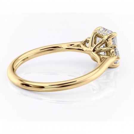 Inel de logodnă Delphine din aur Galben 14kt cu moissanite tăietură radiantă – Montură cu trei pietre rafinată pentru profil mediu | Personalizează și configurează gratuit online [2]