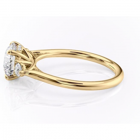 Inel de logodnă Delphine din aur Galben 14kt cu moissanite tăietură rotundă – Montură cu trei pietre rafinată pentru profil mediu | Personalizează și configurează gratuit online [5]