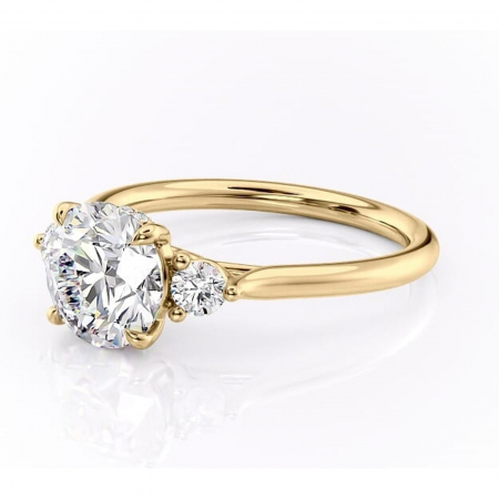 Inel de logodnă Delphine din aur Galben 14kt cu moissanite tăietură rotundă – Montură cu trei pietre rafinată pentru profil mediu | Personalizează și configurează gratuit online [6]