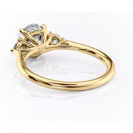 Inel de logodnă Delphine din aur Galben 14kt cu moissanite tăietură rotundă – Montură cu trei pietre rafinată pentru profil mediu | Personalizează și configurează gratuit online [3]