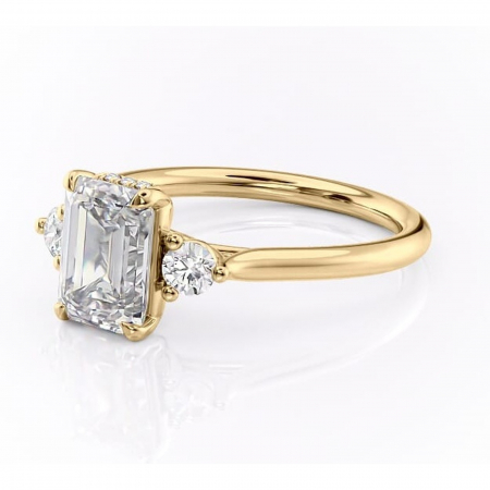Inel de logodnă Delphine din aur Galben 18kt cu moissanite tăietură smarald – Montură cu trei pietre rafinată pentru profil mediu | Personalizează și configurează gratuit online [6]