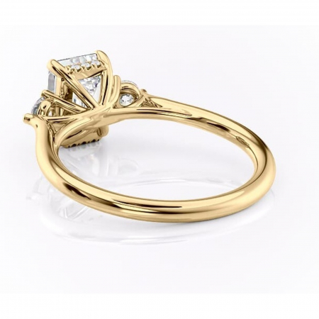 Inel de logodnă Delphine din aur Galben 18kt cu moissanite tăietură smarald – Montură cu trei pietre rafinată pentru profil mediu | Personalizează și configurează gratuit online [3]