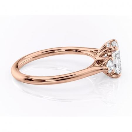 Inel de logodnă Delphine din aur Rose 14kt cu moissanite tăietură asscher – Montură cu trei pietre rafinată pentru profil mediu | Personalizează și configurează gratuit online [1]