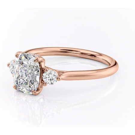Inel de logodnă Delphine din aur Rose 14kt cu moissanite tăietură asscher – Montură cu trei pietre rafinată pentru profil mediu | Personalizează și configurează gratuit online [6]