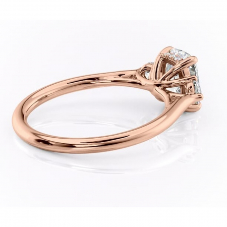 Inel de logodnă Delphine din aur Rose 14kt cu moissanite tăietură asscher – Montură cu trei pietre rafinată pentru profil mediu | Personalizează și configurează gratuit online [2]