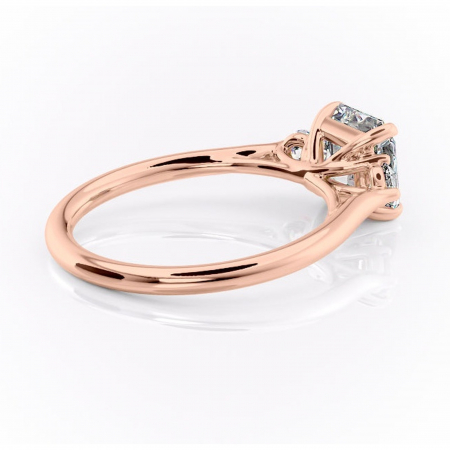 Inel de logodnă Delphine din aur Rose 14kt cu moissanite tăietură asscher – Montură cu trei pietre rafinată pentru profil mediu | Personalizează și configurează gratuit online [2]