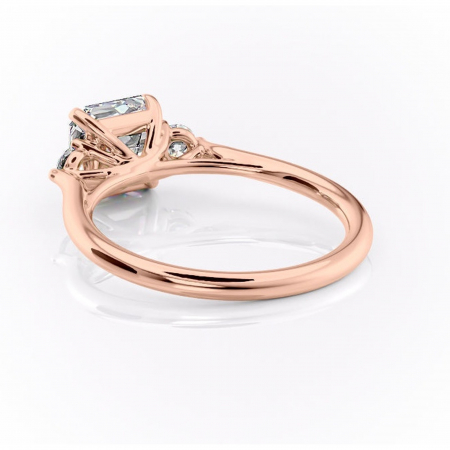 Inel de logodnă Delphine din aur Rose 14kt cu moissanite tăietură asscher – Montură cu trei pietre rafinată pentru profil mediu | Personalizează și configurează gratuit online [3]