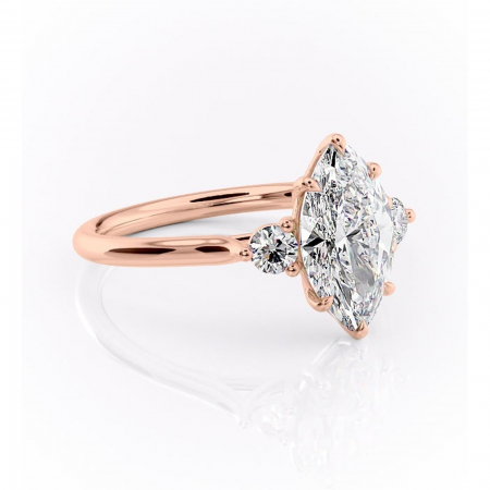 Aur roz - Inel de logodnă Delphine din aur Rose 18kt cu moissanite tăietură marquise – Montură cu trei pietre rafinată pentru profil mediu | Personalizează și configurează gratuit online