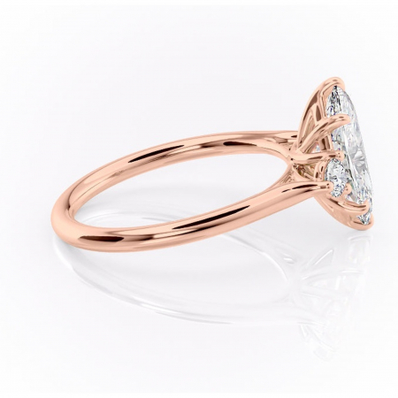 Inel de logodnă Delphine din aur Rose 14kt cu moissanite tăietură marquise – Montură cu trei pietre rafinată pentru profil mediu | Personalizează și configurează gratuit online [1]
