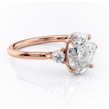 Aur roz - Inel de logodnă Delphine din aur Rose 18kt cu moissanite tăietură ovală – Montură cu trei pietre rafinată pentru profil mediu | Personalizează și configurează gratuit online