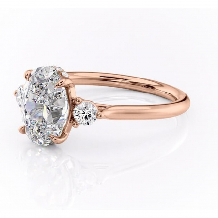 Inel de logodnă Delphine din aur Rose 14kt cu moissanite tăietură ovală – Montură cu trei pietre rafinată pentru profil mediu | Personalizează și configurează gratuit online [6]