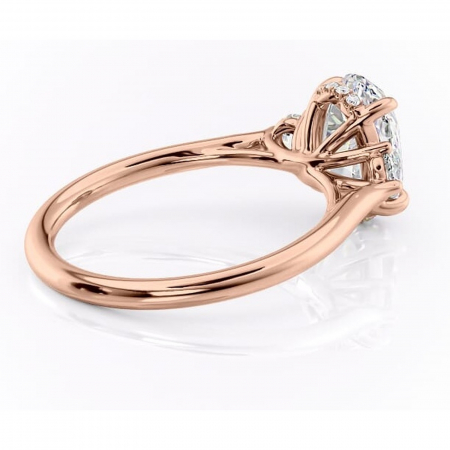Inel de logodnă Delphine din aur Rose 14kt cu moissanite tăietură ovală – Montură cu trei pietre rafinată pentru profil mediu | Personalizează și configurează gratuit online [2]