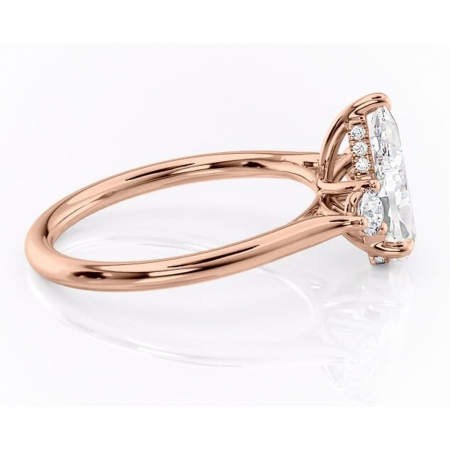 Inel de logodnă Delphine din aur Rose 18kt cu moissanite tăietură pară – Montură cu trei pietre rafinată pentru profil mediu | Personalizează și configurează gratuit online [1]
