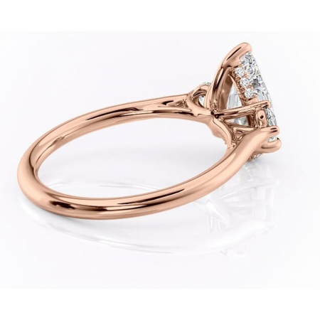 Inel de logodnă Delphine din aur Rose 18kt cu moissanite tăietură pară – Montură cu trei pietre rafinată pentru profil mediu | Personalizează și configurează gratuit online [2]