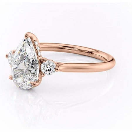 Inel de logodnă Delphine din aur Rose 18kt cu moissanite tăietură pară – Montură cu trei pietre rafinată pentru profil mediu | Personalizează și configurează gratuit online [6]