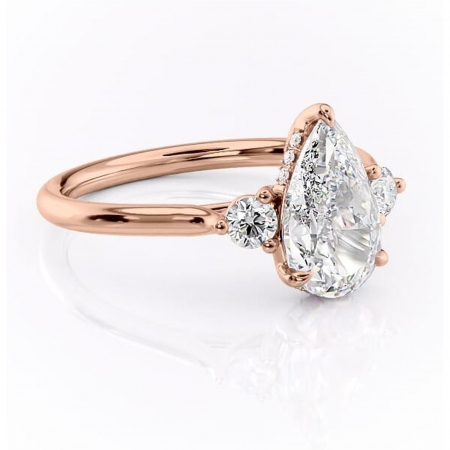 18K - Inel de logodnă Delphine din aur Rose 18kt cu moissanite tăietură pară – Montură cu trei pietre rafinată pentru profil mediu | Personalizează și configurează gratuit online