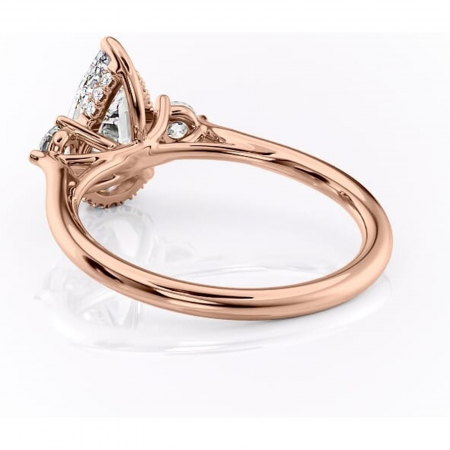 Inel de logodnă Delphine din aur Rose 18kt cu moissanite tăietură pară – Montură cu trei pietre rafinată pentru profil mediu | Personalizează și configurează gratuit online [3]