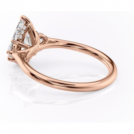 Inel de logodnă Delphine din aur Rose 18kt cu moissanite tăietură pară – Montură cu trei pietre rafinată pentru profil mediu | Personalizează și configurează gratuit online [4]