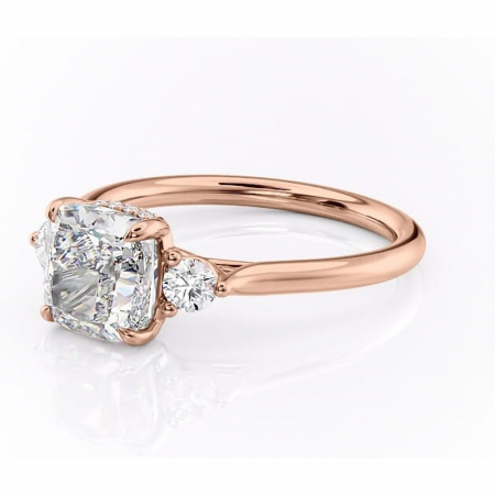 Inel de logodnă Delphine din aur Rose 18kt cu moissanite tăietură pernă – Montură cu trei pietre rafinată pentru profil mediu | Personalizează și configurează gratuit online [6]