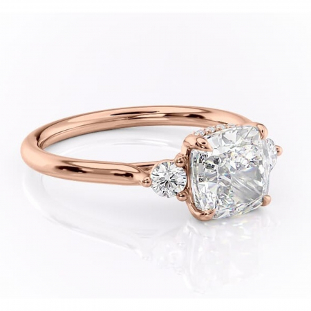 Pernă - Inel de logodnă Delphine din aur Rose 18kt cu moissanite tăietură pernă – Montură cu trei pietre rafinată pentru profil mediu | Personalizează și configurează gratuit online