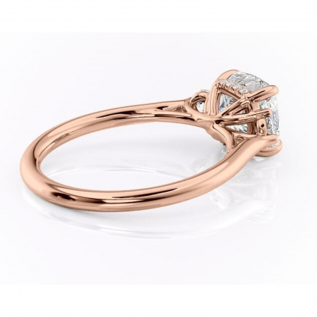 Inel de logodnă Delphine din aur Rose 18kt cu moissanite tăietură pernă – Montură cu trei pietre rafinată pentru profil mediu | Personalizează și configurează gratuit online [2]