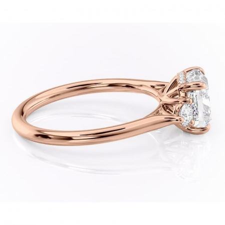 Inel de logodnă Delphine din aur Rose 18kt cu moissanite tăietură pernă – Montură cu trei pietre rafinată pentru profil mediu | Personalizează și configurează gratuit online [1]