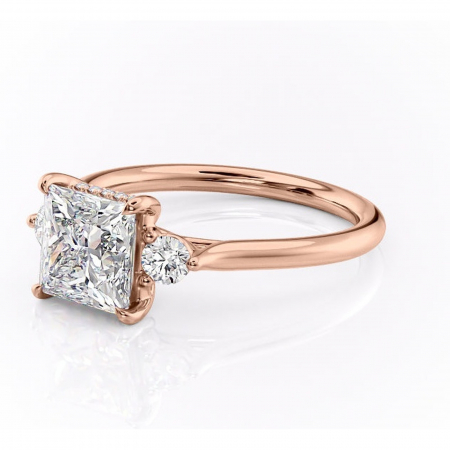 Inel de logodnă Delphine din aur Rose 18kt cu moissanite tăietură princess – Montură cu trei pietre rafinată pentru profil mediu | Personalizează și configurează gratuit online [6]