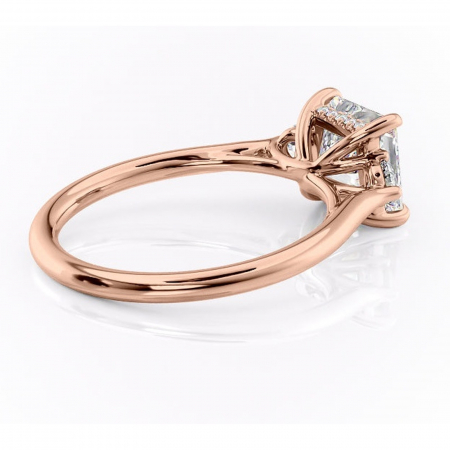 Inel de logodnă Delphine din aur Rose 18kt cu moissanite tăietură princess – Montură cu trei pietre rafinată pentru profil mediu | Personalizează și configurează gratuit online [2]