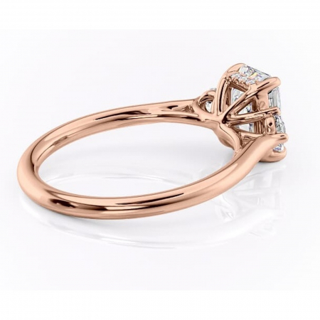 Inel de logodnă Delphine din aur Rose 14kt cu moissanite tăietură radiantă – Montură cu trei pietre rafinată pentru profil mediu | Personalizează și configurează gratuit online [2]
