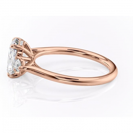 Inel de logodnă Delphine din aur Rose 14kt cu moissanite tăietură radiantă – Montură cu trei pietre rafinată pentru profil mediu | Personalizează și configurează gratuit online [5]