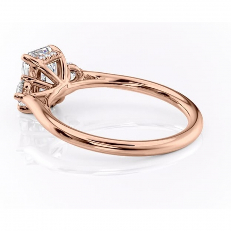 Inel de logodnă Delphine din aur Rose 14kt cu moissanite tăietură radiantă – Montură cu trei pietre rafinată pentru profil mediu | Personalizează și configurează gratuit online [4]
