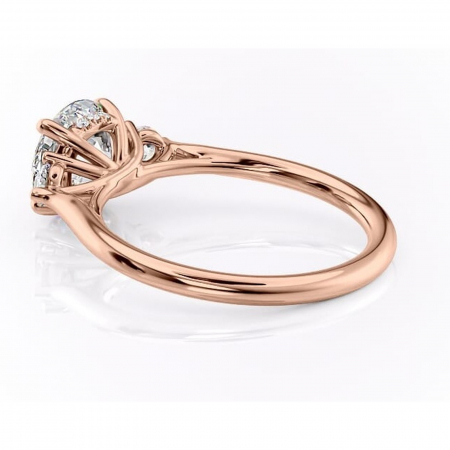 Inel de logodnă Delphine din aur Rose 14kt cu moissanite tăietură rotundă – Montură cu trei pietre rafinată pentru profil mediu | Personalizează și configurează gratuit online [4]
